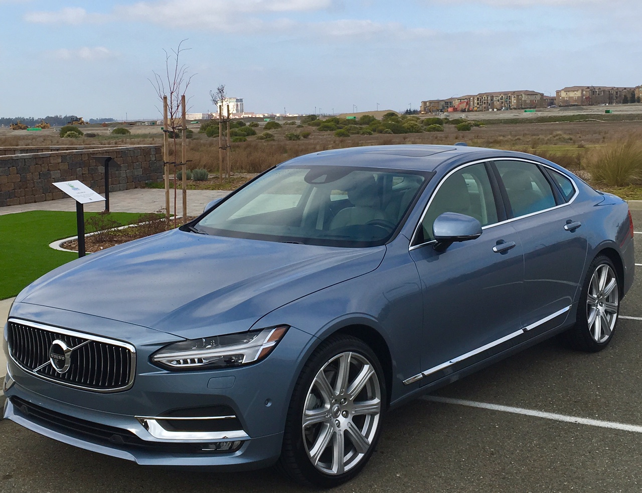 Volvo S90: New luxury sedan with style