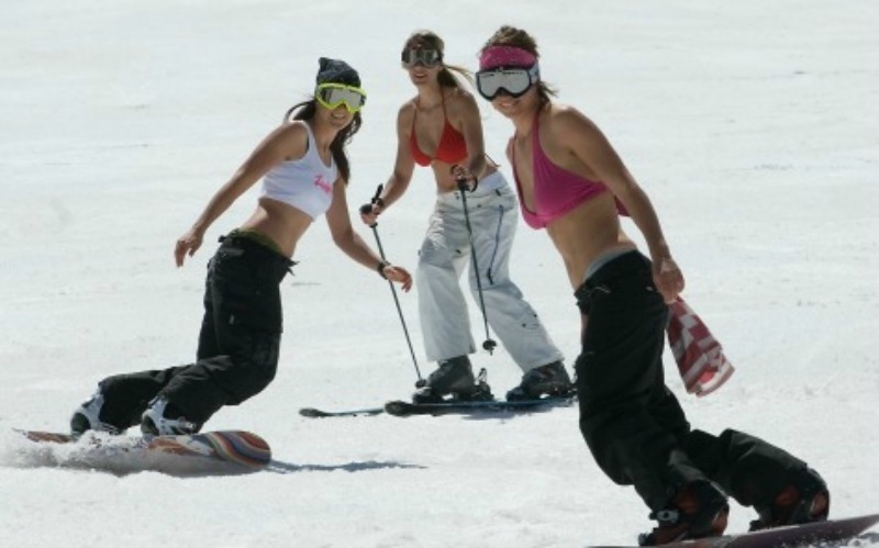 Mammoth-girls-Spring-skiing.jpg